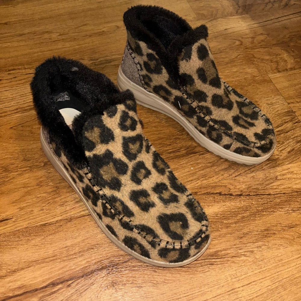 HEY DUDE booties US Size 8 leopard print